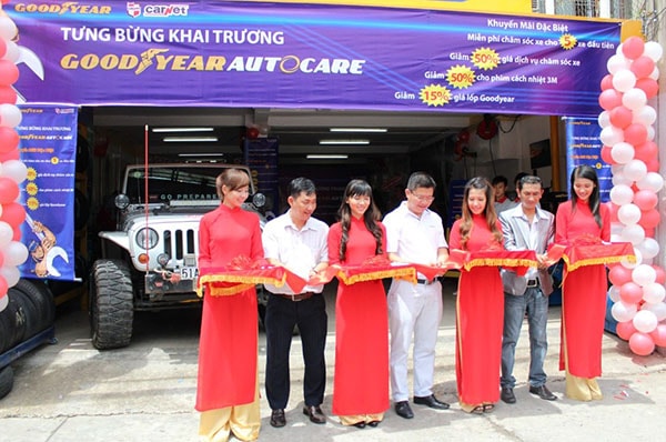 Đại diện Goodyear Việt Nam, nhà phân phối và chủ cửa hàng Carnet cùng cắt băng khánh thành cửa hàng Goodyear Autocare đầu tiên tại miền Nam