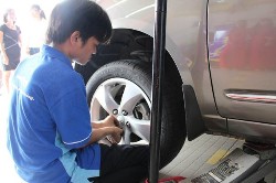 Nhân viên kỹ thuật kiểm tra lốp xe