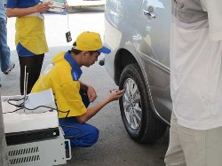 chuyên viên Goodyear đang kiểm tra lốp tại trạm