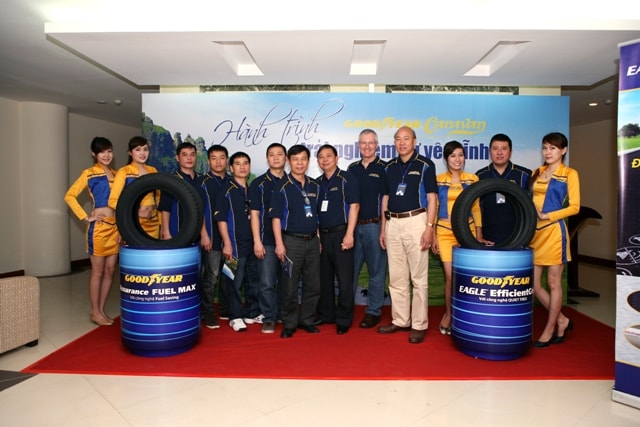 Khách mời chụp hình lưu niện với hai sản phẩm mới của Goodyear