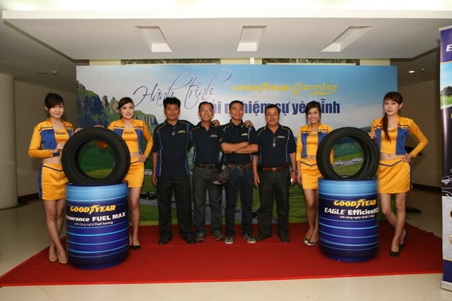 Khách mời chụp hình lưu niêm với hai dòng sản phẩm mới của Goodyear
