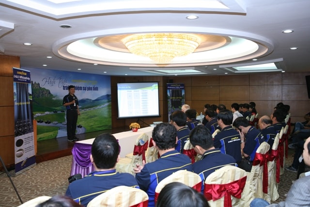 Anh Hoàng Trọng Hải- Trưởng phòng Marketing giới thiệu về tính năng và yếu tố kỹ thuật của hai dòng lốp êm