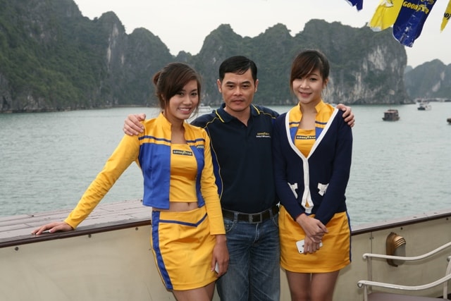Khách hàng chụp hình lưu niệm tại tàu Hạ Long